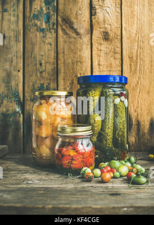 Stagionale autunno decapato verdure e frutta in vasi, spazio di copia Foto Stock