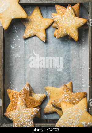 Dolce natale gingerbread cookies in forma di stelle, spazio di copia Foto Stock