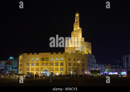 Doha, Qatar - 23 ottobre 2017: l'al Fanar centro islamico e la moschea nel souq area del Qatar città capitale. Foto Stock