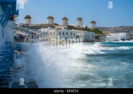 Vista dalla piccola Venezia sui famosi mulini a vento di Mykonos-town, Mykonos, Cicladi, Egeo, Grecia Foto Stock