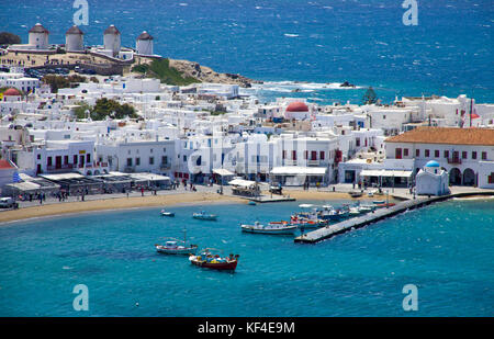 Vista su mykonos-town con i famosi mulini a vento, Mykonos, Cicladi, Egeo, Grecia Foto Stock