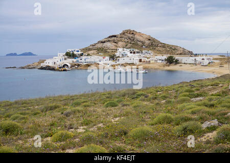 Il piccolo porto e villaggio di pescatori di Agia Anna, Mykonos, Cicladi, Egeo, Grecia Foto Stock
