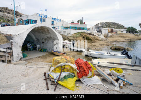 Il piccolo porto e villaggio di pescatori di Agia Anna, Mykonos, Cicladi, Egeo, Grecia Foto Stock