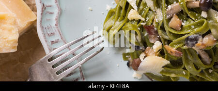 Verde Pasta Spinaci Tagliatelle con pancetta, Marrone funghi shimeji e formaggio parmigiano Foto Stock