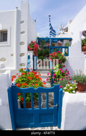Fiore casa decorata con greca bandiera nazionale a Naxos-città, NAXOS, CICLADI, Egeo, Grecia Foto Stock