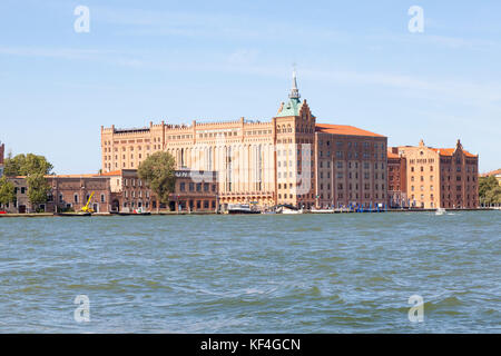 Il Molino Stucky Hilton Hotel, Giudecca, Venezia, Veneto, Italia visti attraverso il canale della Giudecca. Si tratta di un convertito farina storico mulino. La luce del mattino Foto Stock