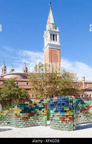 San Giorgio Maggiore Campanile, Venezia, Italia con parte del vetro presentano Qwalala dal Pae bianco per la Biennale 2017 in primo piano Foto Stock