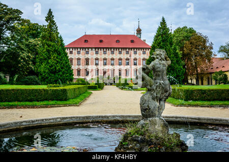 Ceca castello barocco libochovice nella giornata di sole Foto Stock