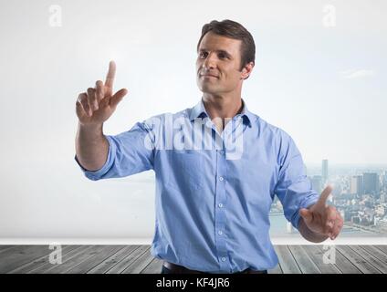 Composito Digitale di imprenditore toccando aria nella parte anteriore della città Foto Stock