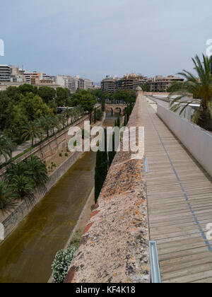 Torrent de Sa Riera visto da bastioni di Es Baluard Museum, Palma di Maiorca, isole Baleari, Spagna Foto Stock