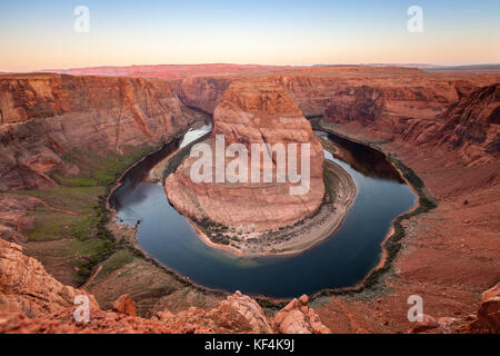 Curva a ferro di cavallo, un meandro del fiume Colorado in Glen Canyon area dell arizona, all'alba. Foto Stock