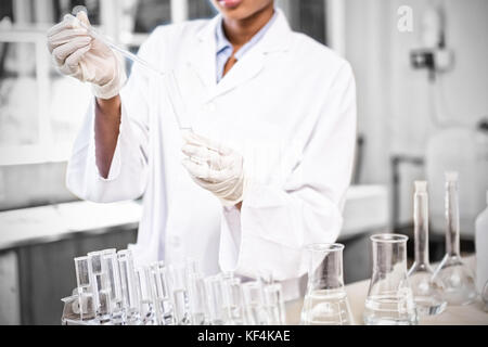 Scienziato rendendo l'estrazione in laboratorio Foto Stock