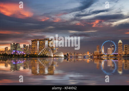 Lo skyline di Singapore si riflette nella Marina Bay, con Supertrees, The Cloud and Flower Domes, Marina Bay Sands, Singapore Flyer e Financial Distri Foto Stock