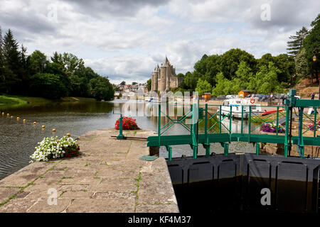 Il blocco canale della fortezza medievale città di Josselin nel cacciare Valle a Nantes Brest Canal nel Morbihan Bretagna Francia. Foto Stock