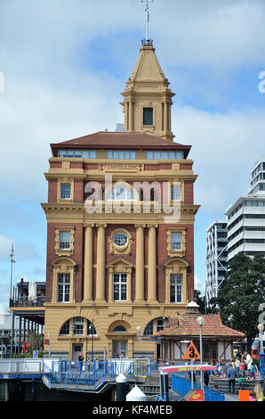 Il Ferry Building su Queens Wharf sul porto di Auckland Foto Stock