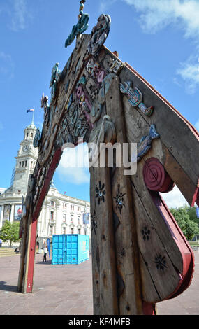 Waharoa, un scolpita la rappresentazione di un tradizionale Maori cancello di entrata da Selwyn Muru, a Auckland's Aoeta Square Foto Stock