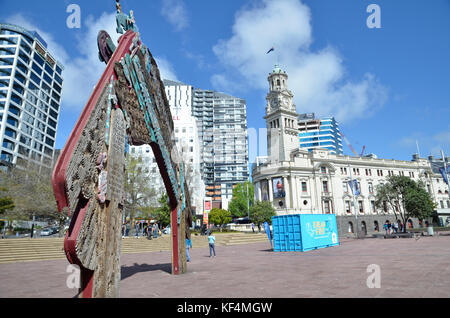 Waharoa, un scolpita la rappresentazione di un tradizionale Maori cancello di entrata da Selwyn Muru, a Auckland's Aoeta Square Foto Stock