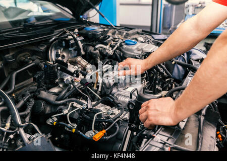 Lavoro meccanico sulla riparazione del motore, chiudere fino Foto Stock