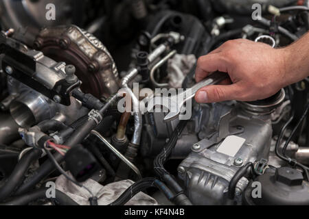 Lavoro meccanico sulla riparazione del motore, chiudere fino Foto Stock