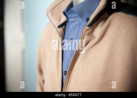 Maglione e camicia su un manichino, close up Foto Stock