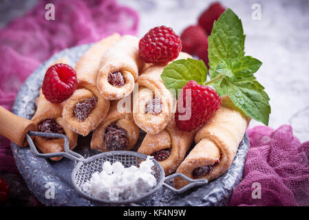 Biscotti ciambelle con marmellata di lamponi Foto Stock