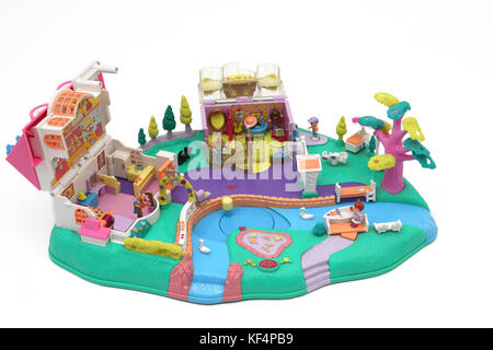 Vintage degli anni novanta Toy Polly Pocket magica Movin Pollyville Set magnetico Foto Stock