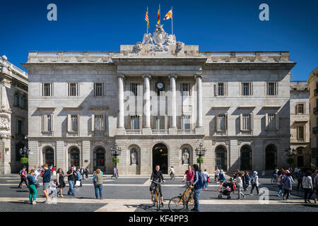 Il municipio storico palazzo del governo a Sant jaume Square nella città vecchia di Barcellona Spagna Foto Stock