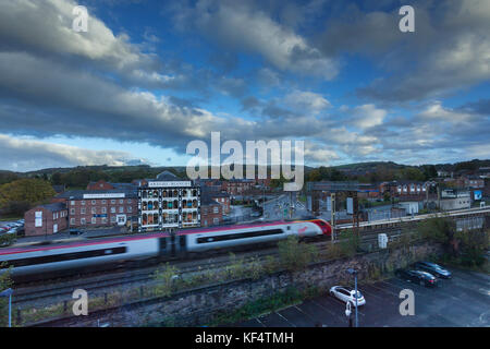 Una vergine treni pendolino treno arrivando a Macclesfield stazione ferroviaria Foto Stock