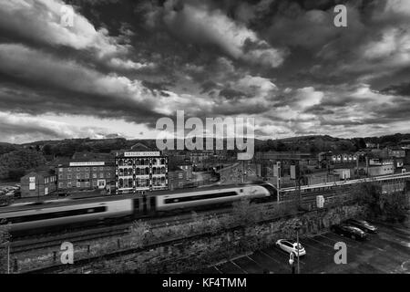 Una vergine treni pendolino treno arrivando a Macclesfield stazione ferroviaria Foto Stock