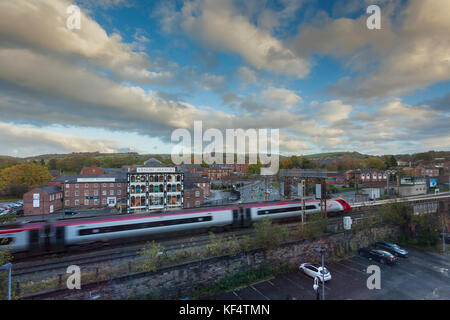 Una vergine treni pendolino treno arrivando a Macclesfield stazione ferroviaria Foto Stock