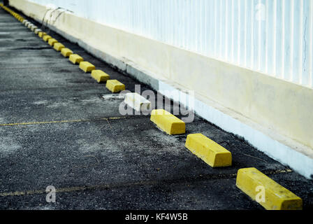 Mancanza di clienti o di attesa per i clienti mostrato da un vuoto parcheggio concept Foto Stock