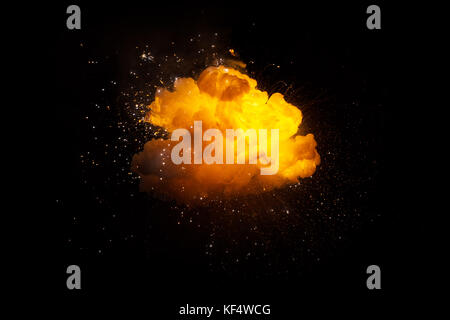 Fiery realistica esplosione con scintille su uno sfondo nero. bolide detonazione Foto Stock