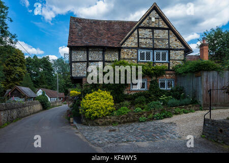 Case tradizionali del villaggio di shere nel distretto di Guildford, Surrey, Regno Unito Foto Stock