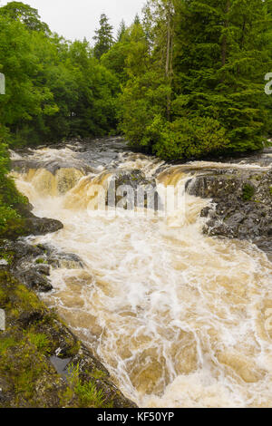 Il fiume Llugwy, affluente del fiume Conwy, con la sua sorgente sulle montagne della Snowdonia, attraversa il villaggio di Betws y Coed Foto Stock