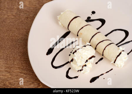 Vista dall'alto di gelato alla vaniglia crêpe con salsa al cioccolato Foto Stock