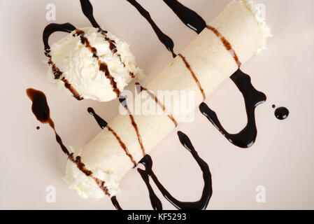 Crema vaniglia crêpe con salsa al cioccolato Foto Stock