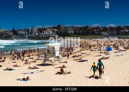 La spiaggia di Bondi su un giorno d'estate. Sydney, Nuovo Galles del Sud, Australia. Foto Stock