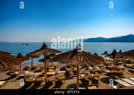 Ombrelloni presso la spiaggia di capo d'orlando , Sicilia Foto Stock