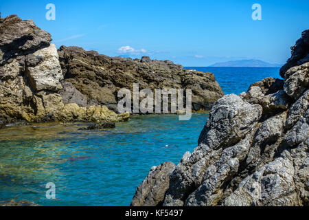 Spiaggia di capo d'orlando sicilia con rocce Foto Stock