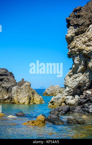 Spiaggia di capo d'orlando sicilia con rocce Foto Stock