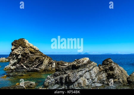 Spiaggia di capo d'orlando sicilia con rocce Foto Stock