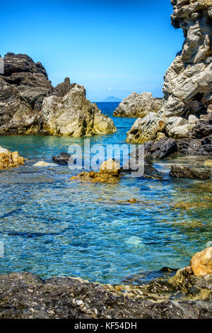 Spiaggia di capo d'orlando sicilia con rocce Foto Stock