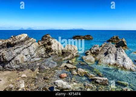 Spiaggia di capo d'orlando sicilia con rocce Foto Stock