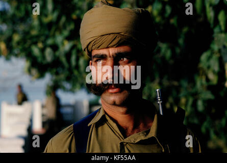 Il Nwab di Kalabagh privata di guardie del corpo in servizio nella sua tenuta, Kalabagh, Pakistan, 1990. Foto Stock