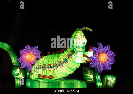 Lanterna verde gigante al Magical Lantern Festival, Roundhay Park Leeds, West Yorkshire, Inghilterra, Regno Unito. Foto Stock