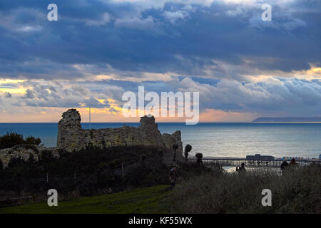 Dopo la tempesta a Brian ventoso tramonto sul castello di Hastings, con pesanti nuvole temporalesche oltre il lontano Beachy Head, East Sussex, England, Regno Unito Foto Stock