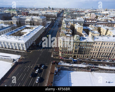 San Pietroburgo, Russia-CIRCA FEB, 2017: vista aerea al traffico automobilistico sulla Prospettiva Nevsky (avenue) attraverso la congelati Fontanka fiume lungo il numero ANI Foto Stock