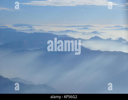 Mattinata nebbiosa nelle Alpi Italiane Montagne - mountain range sagome Foto Stock