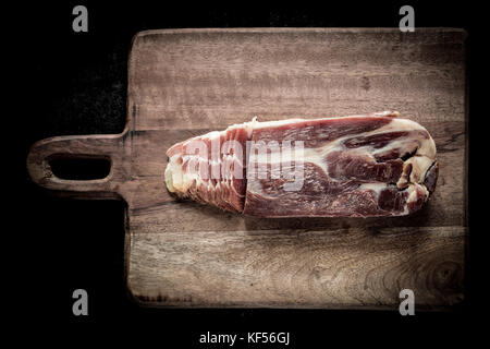 Fette di prosciutto su una tavola di legno Foto Stock