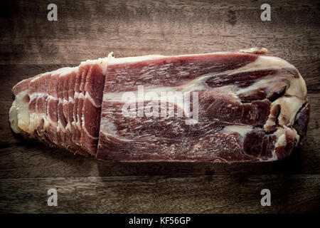 Fette di prosciutto su una tavola di legno Foto Stock